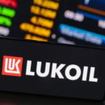Lukoil, abonată la contracte cu statul: „Mare parte din carburanții pe care instituțiile îi folosesc vin de la acest jucător”