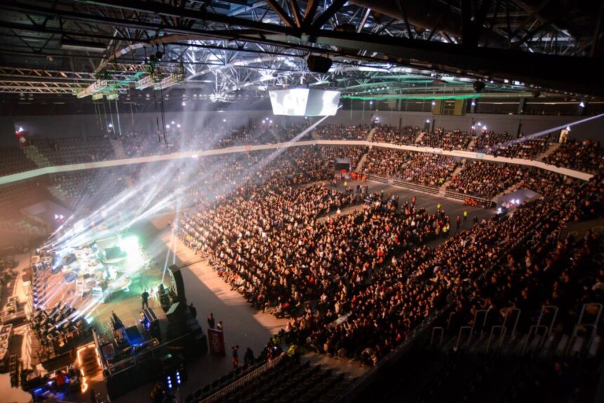 Decizie fără precedent în România: manelele, interzise la o sală polivalentă