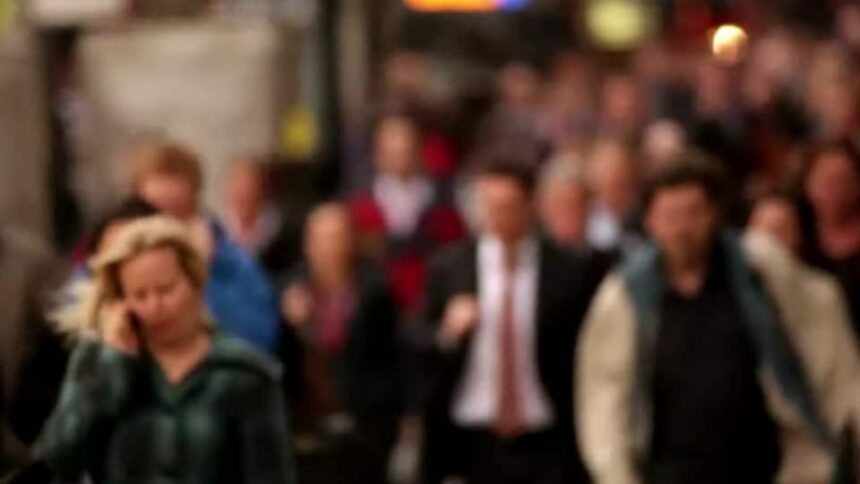 România în declin demografic, dar politicienii corupți din fruntea țării au tăiat banii pentru mame