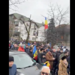 Protest la Curtea de Argeș, oraș marcat de criza apei. George Simion, LIVE VIDEO. ”Să plece hoții, să vină patrioții”