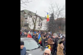 Protest la Curtea de Argeș, oraș marcat de criza apei. George Simion, LIVE VIDEO. ”Să plece hoții, să vină patrioții”