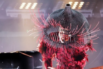 Lady Gaga a cântat la premiile Grammy îmbrăcată cu o colivie. Găina Iuliei Albu ar putea cere drepturi de autor, deși ea nu cântă