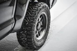 De ce să nu cureți niciodată zăpada de pe anvelope