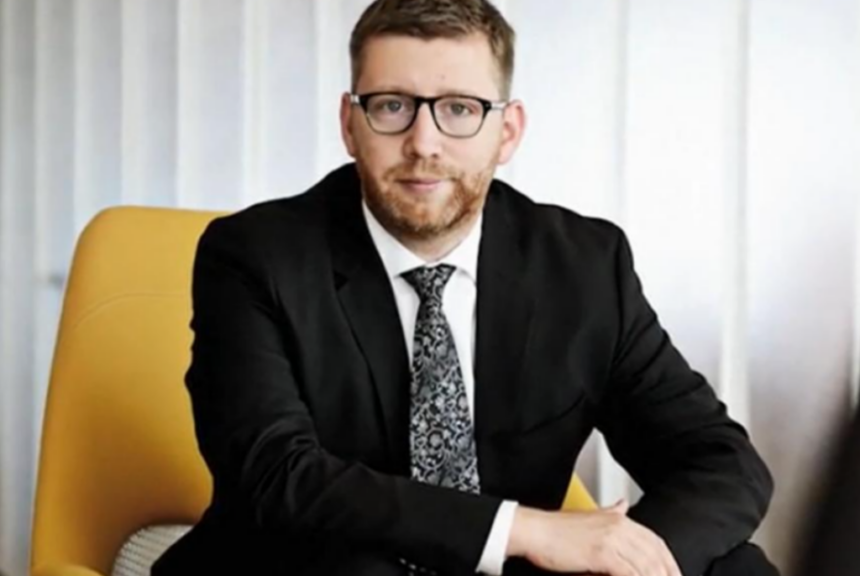 Spaima burnout-ului: un român erou al muncii încasează 11 venituri pe lună. Odihna e pentru amatori