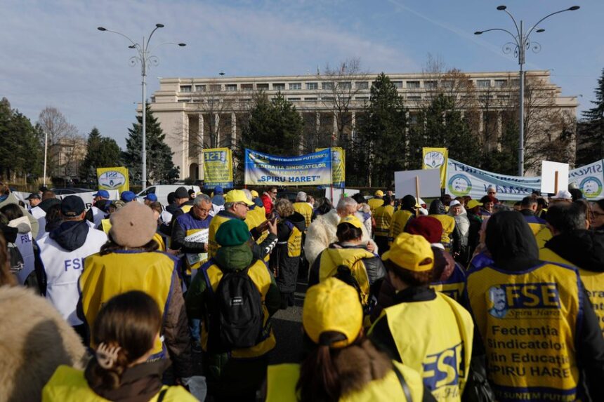 Sindicaliștii din Învățământ protestează în Piața Victoriei, nemulțumiți de măsurile luate de Guvern