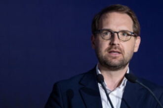 Dominic Fritz acuză suveraniștii de complicitate cu părți din sistem: „AUR vine cu gargară și discurs violent, nu cu soluții. Moțiunile vor pica” VIDEO