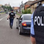 Maşina cu hoţi, oprită după ce a trecut pe roşu. Un urmărit internaţional şi două hoaţe, prinşi de Poliţie
