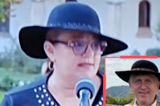 Diana Șoșoacă s-a dus în negru la Cotroceni, astăzi împlinindu-se doi ani de când CCR i-a blocat candidatura la prezidențiale. Pălăria pare împrumutată de la Pomohaci