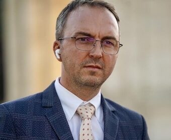 De ce îl atacă dintr-o dată Trump și MAGA pe Zelensky? Pentru că vin alegerile!