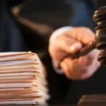 Și-a atacat soția cu securea și a amenințat-o cu moartea. Pedeapsa primită după patru ani: amendă de 4.000 de lei