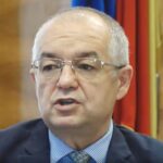 Emil Boc vrea să-i testeze pe muncitorii străini la limba română, deși e mai urgent să se facă același lucru cu politicienii români