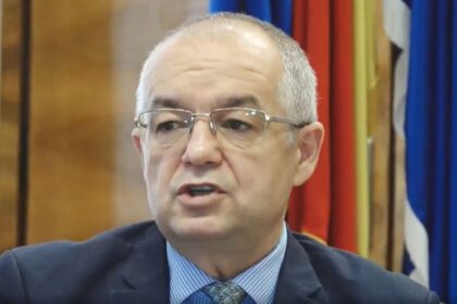 Emil Boc vrea să-i testeze pe muncitorii străini la limba română, deși e mai urgent să se facă același lucru cu politicienii români
