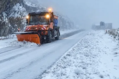Ninsoare pe Transfăgărășan. Drumarii intervin cu utilaje de deszăpezire iar vizibilitatea e redusă: sfaturi pentru șoferi VIDEO