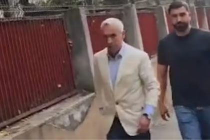 Instanța l-a trimis pe Călin Georgescu să facă arestul la domiciliu deoarece are studii superioare. S-a considerat că a doua facultate, cea de drept comun, poate fi făcută și de acasă
